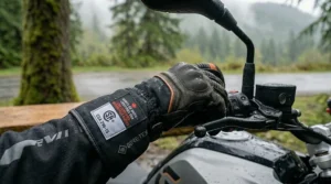 High-quality protective spring fall motorcycle gloves (gants de moto) showing Canadian safety standard compliance.