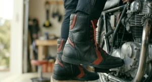 Testing boot flexibility for operating gear shifter / Tester la souplesse de la botte pour le sélecteur de vitesse