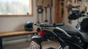 12V connector cable on a motorcycle for heated gear / Câble connecteur 12V pour équipement chauffant moto