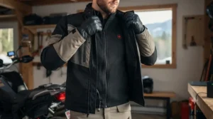 Comfortable fit of a heated vest under a motorcycle jacket / Coupe ajustée d'une veste chauffante sous un manteau de moto